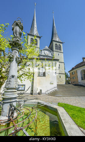 Vista su San Leodegar chiesa di Lucerna Foto Stock