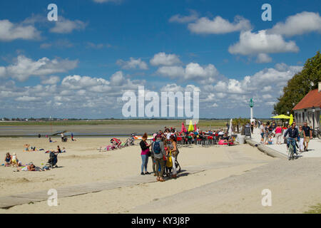 Saint-Valery-sur-Somme (Francia settentrionale): la baia di Somme a bassa marea e turisti sulla spiaggia Foto Stock