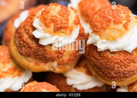 Close up panini freschi con crema sulla parte superiore Foto Stock