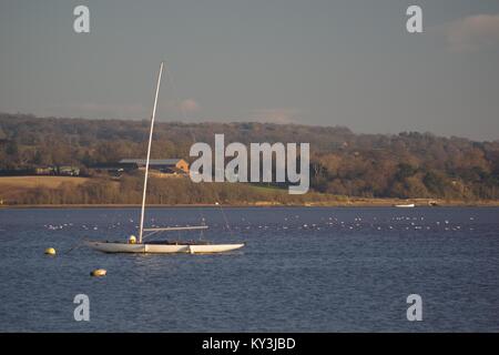 Sailing yacht ancorati sul Exe Estuary da Turf Hotel, guardando verso Woodbury Common. South Devon, Regno Unito. Gennaio, 2018. Foto Stock