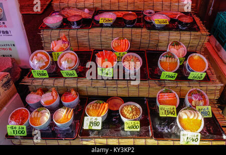 Hakodate, Giappone - Ott 1, 2017. La vendita di frutti di mare a Hakodate Asaichi mercato mattutino. Hakodate in Giappone è meglio conosciuta per i suoi deliziosi piatti a base di frutti di mare freschi. Foto Stock