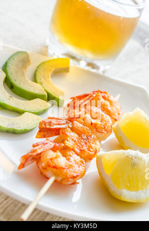 Spiedini di gamberi con avocado e le fette di limone Foto Stock