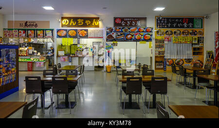 Hakodate, Giappone - Ott 1, 2017. Food court di Hakodate Asaichi mercato mattutino. Hakodate era il Giappone prima città la cui porta è stata aperta per il commercio estero in Foto Stock