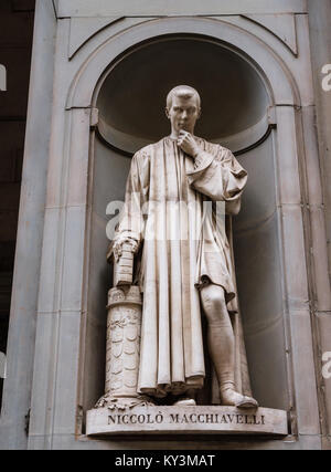 Statua del filosofo e uomo politico Niccolò Macchiavelli nella città italiana di Firenze Foto Stock