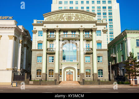 ULAANBAATAR, IN MONGOLIA - Luglio 12, 2016: Golomt banca sulla piazza Chinggis (Sukhbaatar Square) in Ulaanbaatar, in Mongolia. Foto Stock