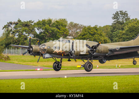 B-17 Flying Fortress SALLY B lo sbarco in corrispondenza di dette ali e ruote display, Dunsfold, Surrey 2017 Foto Stock