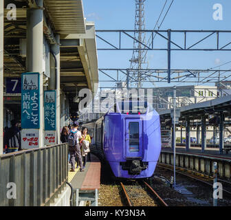 Hakodate, Giappone - Ott 1, 2017. Un treno locale fermarsi presso la Stazione JR di Hakodate, Giappone. Hakodate è una delle principali città su Hokkaido, Giappone norther Foto Stock