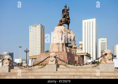 ULAANBAATAR, IN MONGOLIA - Luglio 12, 2016: Monumento di Damdin Sukhbaatar si trova sulla Piazza Sukhbaatar (nuovo nome Chinggis Square) nel centro di Ulaan Foto Stock