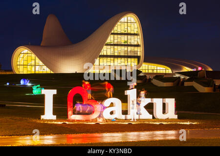 BAKU in Azerbaijan - Settembre 12, 2016: io amo il monumento di Baku vicino al Heydar Aliyev Centro di notte. Si tratta di un complesso di edifici a Baku, in Azerbaijan. Foto Stock