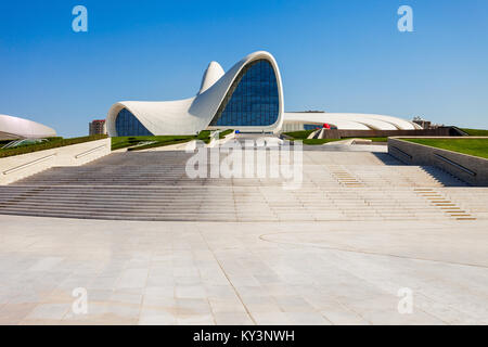 BAKU in Azerbaijan - 14 settembre 2016: Il Heydar Aliyev Center è un complesso di edifici a Baku, in Azerbaijan Zaha Hadid. Foto Stock