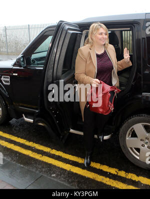 In Irlanda del Nord la nuova segretaria di Stato Karen Bradley arriva a Belfast Metropolitan College di Belfast, Wedneday, Gennaio 10th, 2018. Durante il suo primo viaggio a Belfast, Ms Bradley, che non è mai stato in Irlanda del Nord prima, detto che aveva parlato con tutti i principali dirigenti del partito e che sono state molte sfide da affrontare. In precedenza, aveva ricoperto il ruolo di segretario della cultura, fino a quando il Primo Ministro Theresa Maggio mischiato il suo gabinetto lunedì. Onorevole Bradley sostituito James Brokenshire, che ha lasciato il suo ruolo come Irlanda del Nord segretario per motivi di salute. Foto/Paolo McErlane Foto Stock