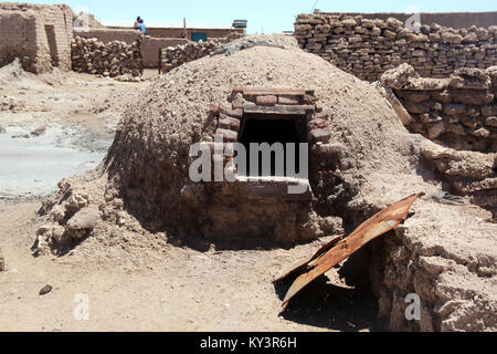 Forno nel cortile interno della casa di villaggio boliviano, Bolivia Foto Stock