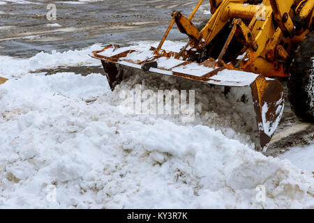 Neve il processo di pulizia in inverno nella città la pulizia strada dalla tempesta di neve. Foto Stock