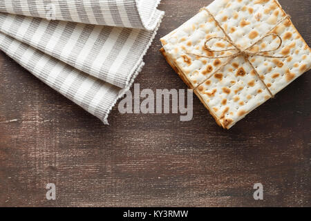 Una pila di Matzah ebraico di pane. Pasqua il concetto di vacanza Foto Stock