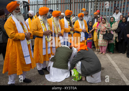 I sikh preparando per il loro tempio di Leicester, Inghilterra prima di un bi-annuale processione attraverso le vie della città. Secondo il censimento del 2011, vi erano 14.500 persone di fede sikh che vivono in Leicester, intorno al 5 per cento della popolazione locale. La locale squadra di calcio, il Leicester City, erano sull'orlo di essere sorpresa vincitori della Premier League inglese nella stagione 2015-16. Foto Stock