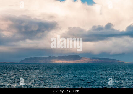 Il soleggiato Isola di Eigg, una delle piccole isole, preso da a Ardnamurchan, Lochaber,Scozia. 01 Gennaio 2018 Foto Stock