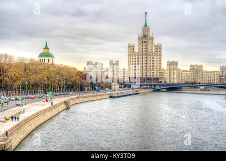 Mosca, Russia - novembre 04.2017: edificio alto su Kotelnicheskaya embankment. L'edificio stalinista Foto Stock