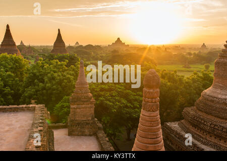 Bellissima alba sulle antiche pagode di Bagan, Myanmar Foto Stock