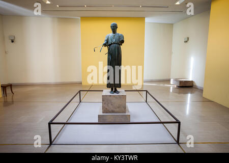 DELPHI, Grecia - 15 ottobre 2016: l'auriga di Delfi o Heniokhos al Delphi Museo Archeologico. Si tratta di uno dei più noti statue surv Foto Stock