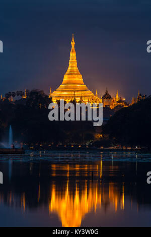 Shwedagon pagoda di notte a Yangon, Myanmar. Foto Stock