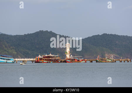 Faro su un molo di Koh Chang Island in Thailandia Foto Stock