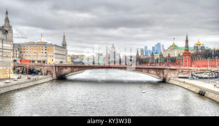 Mosca, Russia - novembre 04.2017: paesaggio urbano. Vedute del fiume Moskva, il Cremlino e Bolshoy Moskvoretsky Bridge Foto Stock