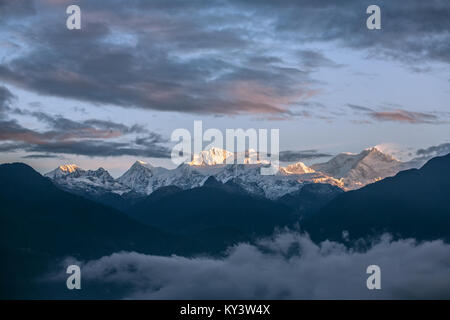 Kangchenjunga vista montagna da ortografia in Sikkim, India. Kangchenjunga è la terza più alta montagna del mondo. Foto Stock