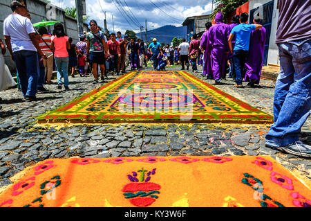 Antigua Guatemala - Marzo 15, 2015: Street di segatura di legno tinto Quaresima processione tappeti in città con i più famosi alle celebrazioni della Settimana Santa in America Latina Foto Stock