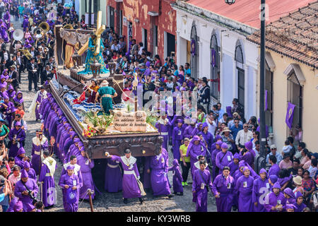 Antigua Guatemala - Marzo 26, 2017: la Quaresima processione in città con più famosi alle celebrazioni della Settimana Santa in America Latina Foto Stock