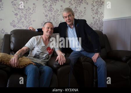 Ex calciatore internazionale Paolo "gazza" Gascoigne (sinistra) nella foto con Giovanni Gillen, managing director di Bionad Ltd, mentre la Stella stava subendo una infusione di nutriente alla Corte Cassiobury, una droga e alcool clinica di riabilitazione a Watford, Inghilterra. Il protocollo pionieristico, coinvolgendo un prodotto noto come NAD+, aiuta a riparare il cervello e il corpo è stato introdotto per il Regno Unito da John Gillen. I pazienti vengono sottoposti a vari infusi, che può richiedere fino a diverse ore per il completamento, sotto la supervisione di un medico della clinica da parte di un medico di base come ad esempio Dr Willis. Foto Stock