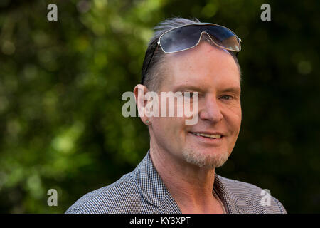 Ex calciatore internazionale Paolo "gazza" Gascoigne nella foto dopo aver subito una infusione di nutriente alla Corte Cassiobury, una droga e alcool clinica di riabilitazione a Watford, Inghilterra. Il protocollo pionieristico, coinvolgendo un prodotto noto come NAD+, aiuta a riparare il cervello e il corpo è stato introdotto per il Regno Unito da John Gillen, managing director di Londra-base ferma Bionad Ltd. I pazienti vengono sottoposti a vari infusi, che può richiedere fino a diverse ore per il completamento, sotto la supervisione di un medico della clinica. Foto Stock