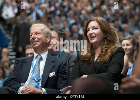 Imprenditrice Karren Brady guardando il Segretario di Stato per la cultura e i mezzi di informazione e lo Sport John Whittingdale MP, rivolgendosi ai delegati il secondo giorno del partito conservatore conferenza annuale a Manchester. La conferenza ha avuto luogo tra il 4-7 ottobre e che è stato il primo dato che i conservatori hanno vinto i 2015 elezioni generali britanniche. Foto Stock