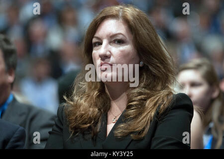 Imprenditrice Karren Brady guardando il Segretario di Stato per la cultura e i mezzi di informazione e lo Sport John Whittingdale MP, rivolgendosi ai delegati il secondo giorno del partito conservatore conferenza annuale a Manchester. La conferenza ha avuto luogo tra il 4-7 ottobre e che è stato il primo dato che i conservatori hanno vinto i 2015 elezioni generali britanniche. Foto Stock