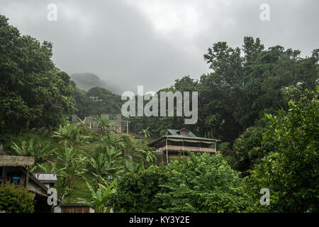 Tempesta tropicale in un villaggio, giornata piovosa paesaggio, La Digue, Seicelle Foto Stock