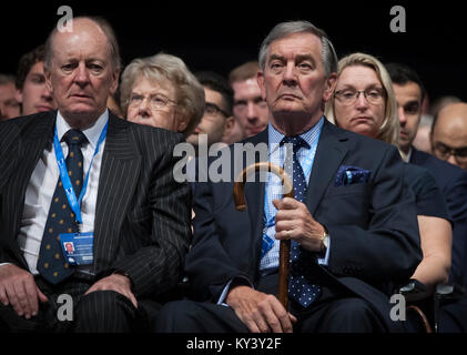 I delegati a guardare il Segretario di Stato per la cultura e i mezzi di informazione e lo Sport John Whittingdale MP, rivolgendosi ai delegati il secondo giorno del partito conservatore conferenza annuale a Manchester. La conferenza ha avuto luogo tra il 4-7 ottobre e che è stato il primo dato che i conservatori hanno vinto i 2015 elezioni generali britanniche. Foto Stock