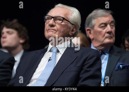 Signore Michael Heseltine guardando il Segretario di Stato per l'energia e il cambiamento climatico Ambra Rudd MP, rivolgendosi ai delegati il secondo giorno del partito conservatore conferenza annuale a Manchester. La conferenza ha avuto luogo tra il 4-7 ottobre e che è stato il primo dato che i conservatori hanno vinto i 2015 elezioni generali britanniche. Foto Stock