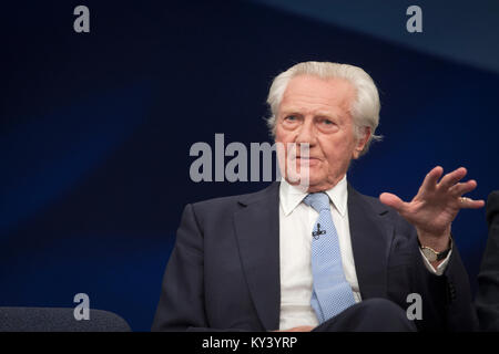 Signore Michael Heseltine prendendo parte a un panel di discussione il secondo giorno del partito conservatore conferenza annuale a Manchester. La conferenza ha avuto luogo tra il 4-7 ottobre e che è stato il primo dato che i conservatori hanno vinto i 2015 elezioni generali britanniche. Foto Stock