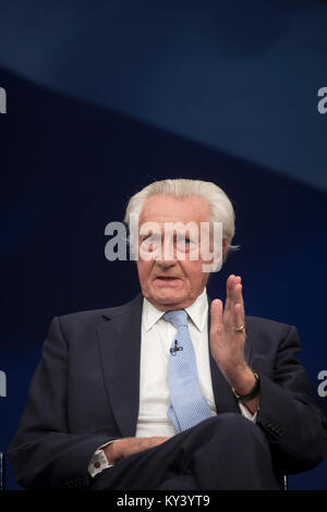 Signore Michael Heseltine prendendo parte a un panel di discussione il secondo giorno del partito conservatore conferenza annuale a Manchester. La conferenza ha avuto luogo tra il 4-7 ottobre e che è stato il primo dato che i conservatori hanno vinto i 2015 elezioni generali britanniche. Foto Stock