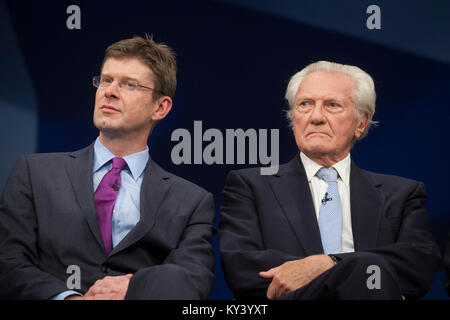 Il segretario di Stato per le comunità e il governo locale Greg Clark (sinistra) e signore Michael Heseltine prendendo parte a un panel di discussione il secondo giorno del partito conservatore conferenza annuale a Manchester. La conferenza ha avuto luogo tra il 4-7 ottobre e che è stato il primo dato che i conservatori hanno vinto i 2015 elezioni generali britanniche. Foto Stock