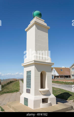 La linea meridiana & George V monumento, il lungomare, Peacehaven, East Sussex, England, Regno Unito Foto Stock