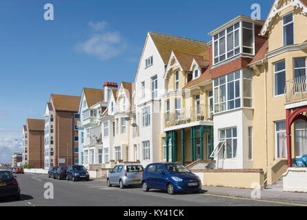 Case sul lungomare sulla spianata, Seaford, East Sussex, England, Regno Unito Foto Stock