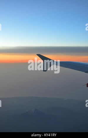 Aereo sopra il Monte taranaki, o il Monte Egmont, un attivo ma quiescente in stratovulcano del Taranaki regione, Nuova Zelanda al tramonto. Crepuscolo Foto Stock