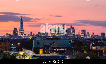 Vista di Londra sullo skyline al tramonto dalla Peckham con case residenziali in primo piano Foto Stock