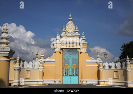 Porta Vittoria a dorare il palazzo reale di phnom penh Cambogia Foto Stock