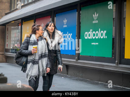 Agli acquirenti di passare da Windows a Macy's Herald Square department store essendo preparato per Adidas' 'Adicolor' la promozione del prodotto su Giovedi, 11 gennaio 2018. (Â© Richard B. Levine) Foto Stock