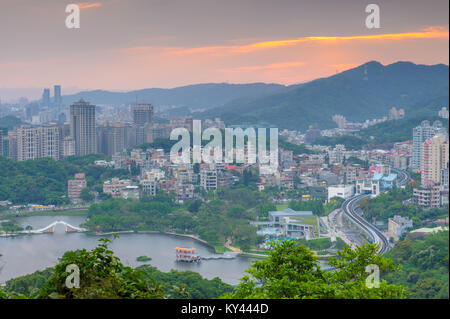 Vista della città di Taipei dal tramonto Foto Stock