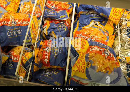 Forno surgelati chips confezioni di plastica nel congelatore al supermercato, REGNO UNITO Foto Stock