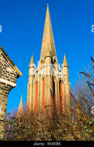 Tra i filari di bianco e rosso mattone case terrazza è William Rangers 1840 Victorian chiesa gotica di San Giovanni Evangelista. Bury St Edmunds, Suffolk Foto Stock