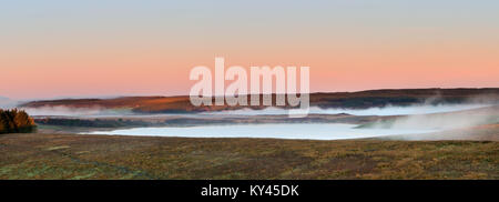 Il Vallo di Adriano: Early Morning mist derive nel Broomlee Lough a nord del muro romano - visto qui dal Re della collina, vicino Housesteads Roman Fort Foto Stock
