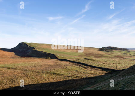 Il Vallo di Adriano: una vista panoramica di Sewingshields dirupi, visto dal Re della collina a sud-ovest. Foto Stock